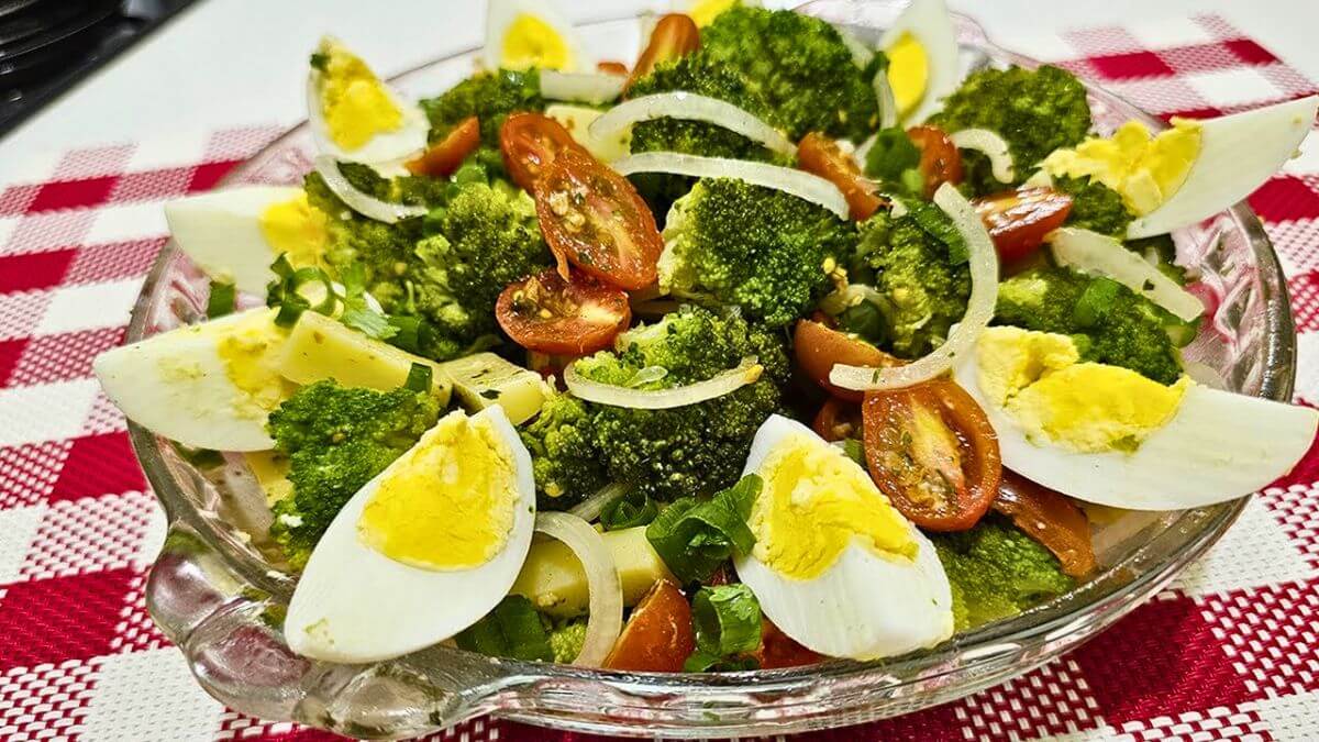 Como Preparar uma Salada de Brócolis como nos Restaurantes
