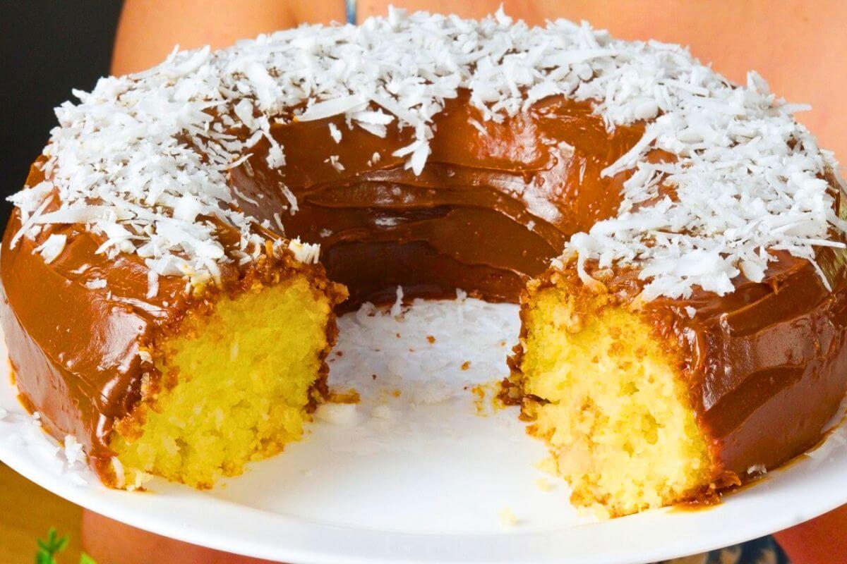 Bolo de Tapioca com Coco e Doce de Leite