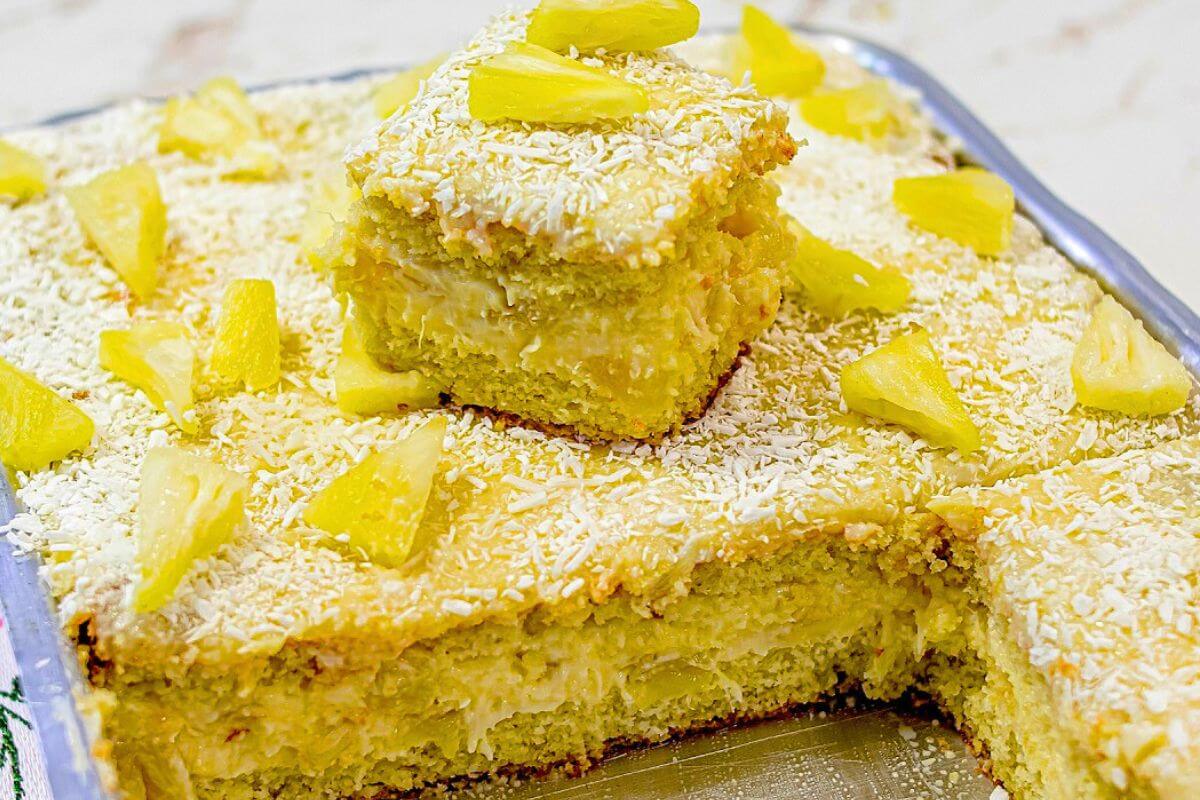 Bolo Gelado de Abacaxi com Creme e Coco