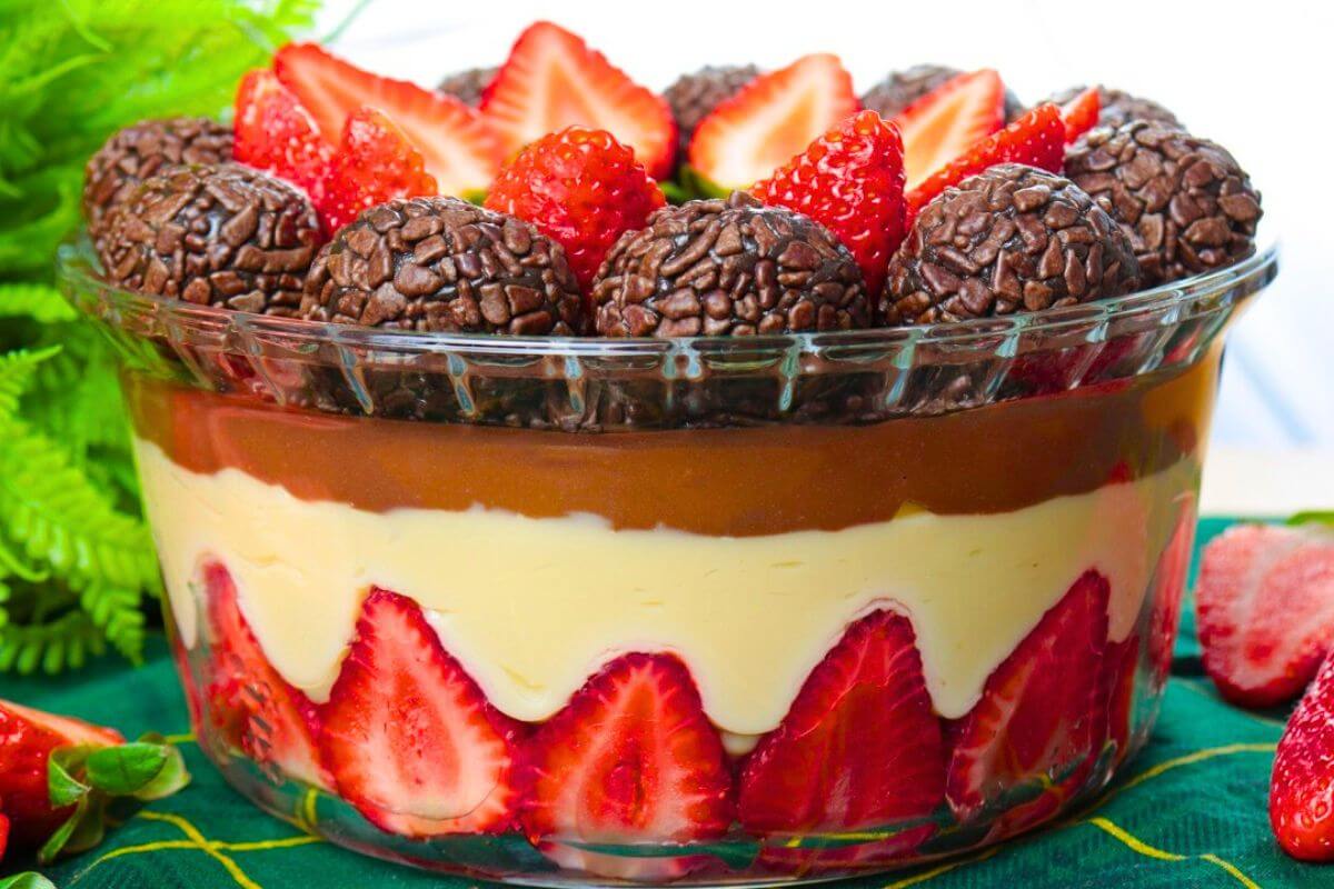 Bombom Trufado de Morango com Leite Ninho na Travessa