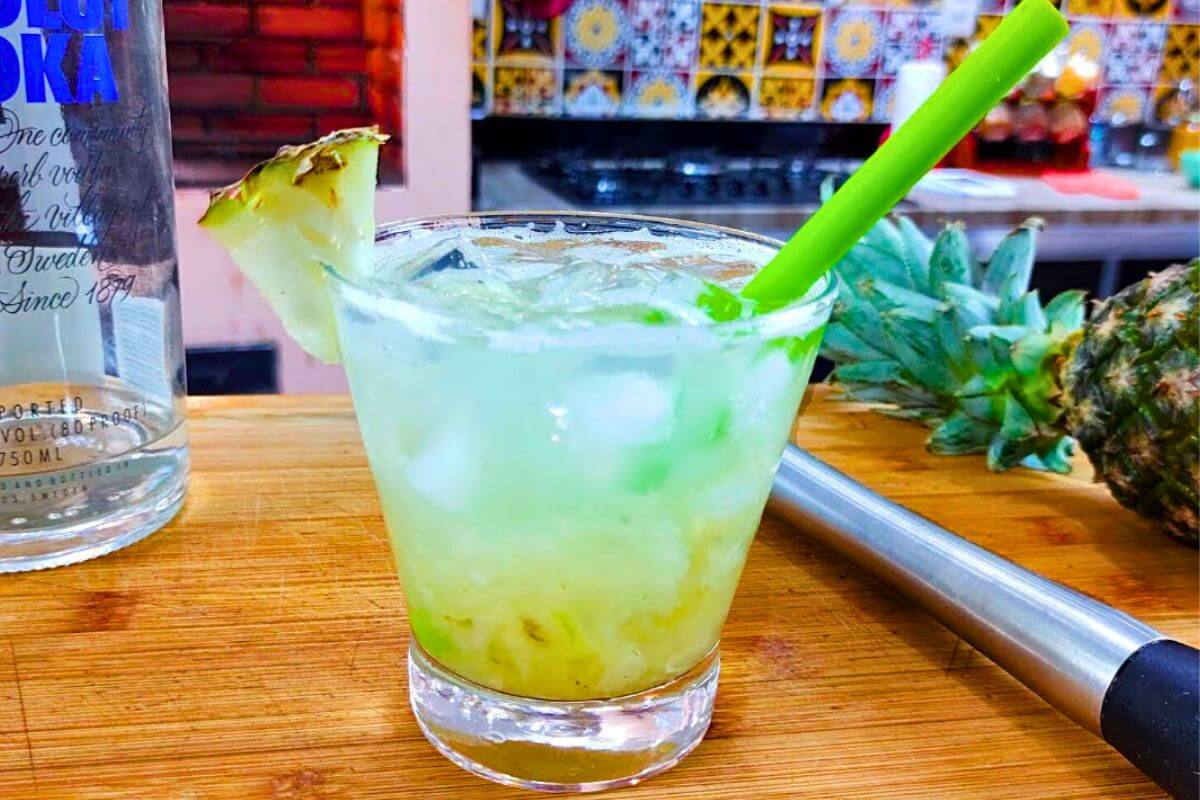 Caipirinha de Abacaxi com Vodka Deliciosos em Casa