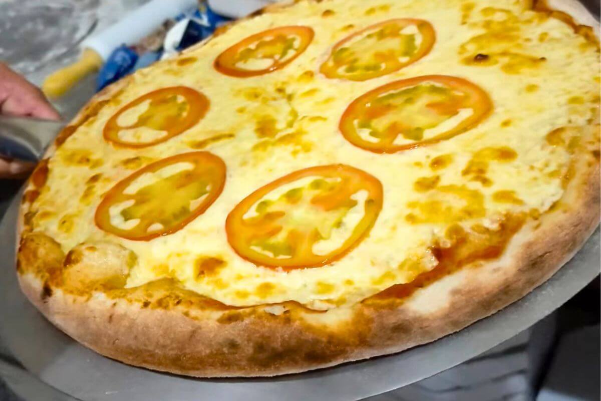 Pizza Mussarela Crocante em Poucos Passos