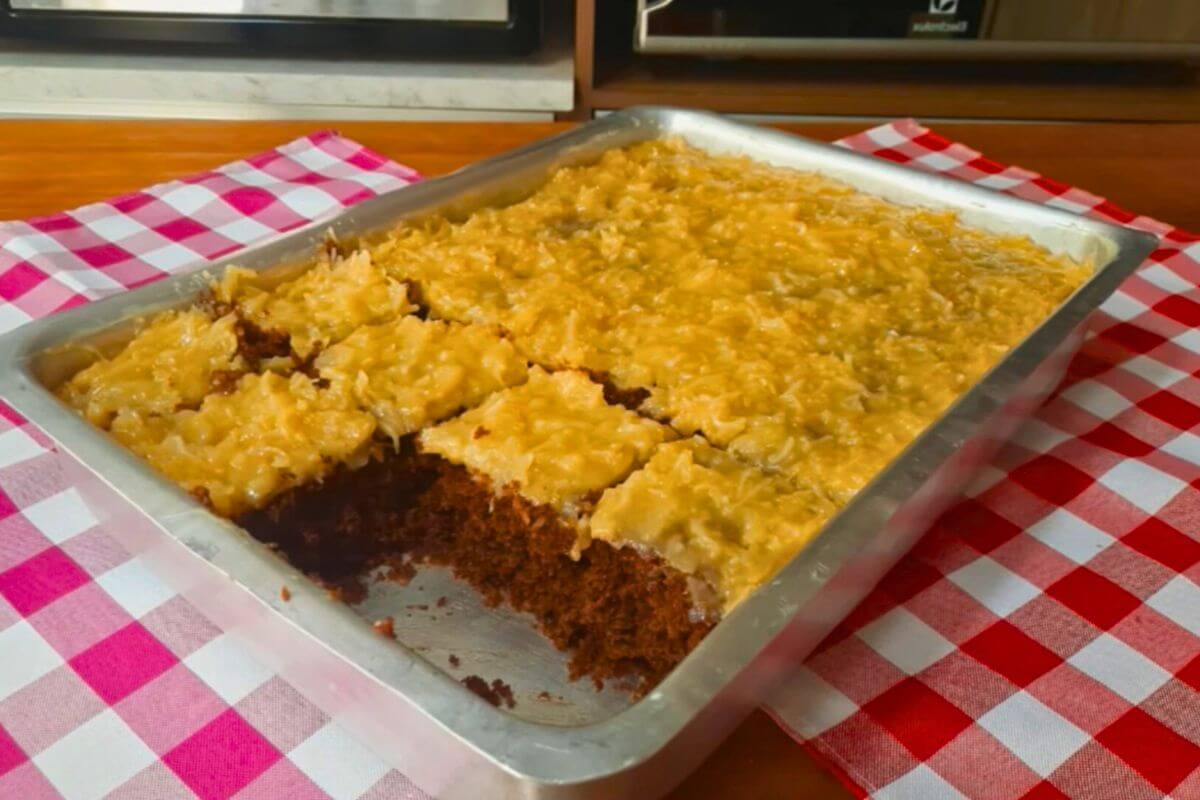 Bolo de Chocolate Com Cobertura de Cocada Cremosa