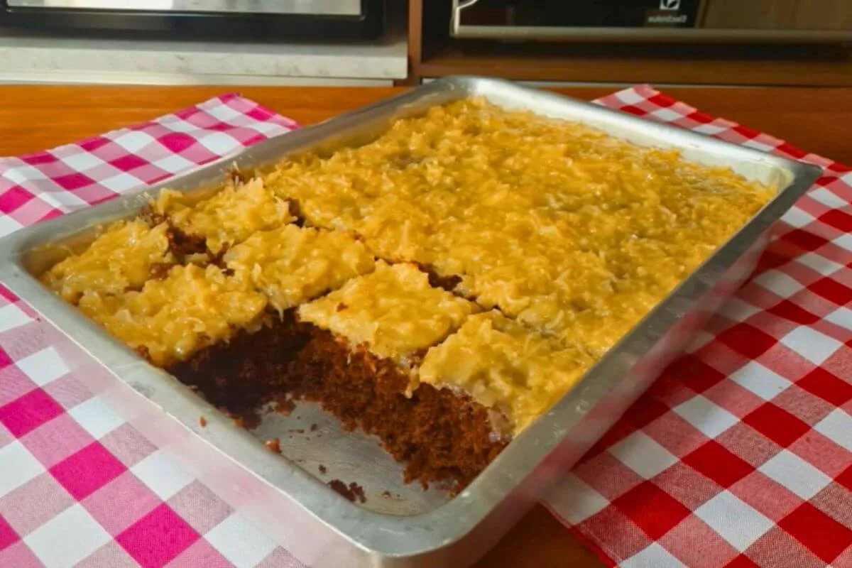 Bolo de Chocolate Com Cobertura de Cocada Cremosa