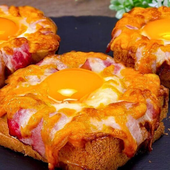 Toast gourmet with egg and bacon