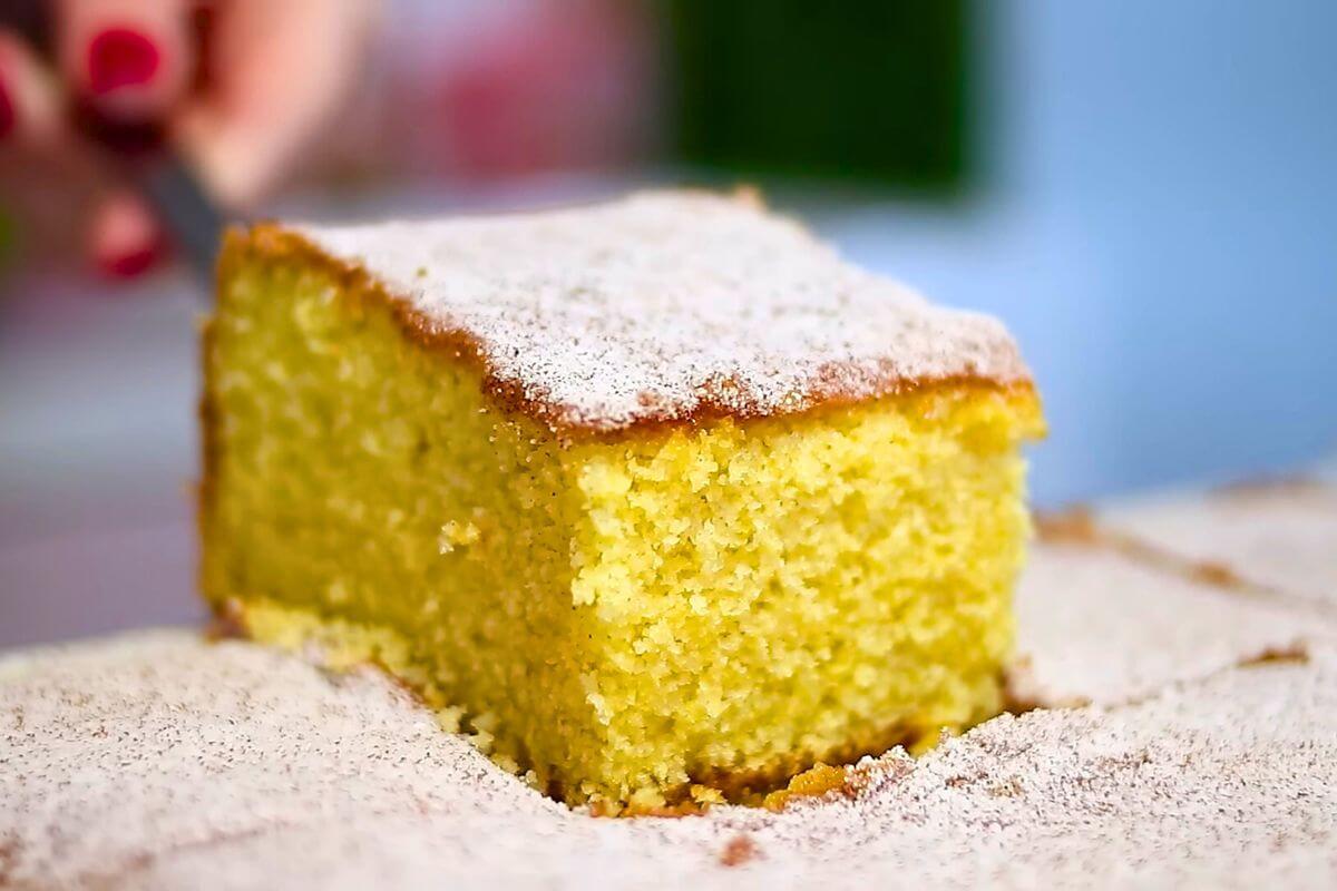 Bolo de Fubá Com Casquinha de Açúcar e Canela Bolo de Fubá Com Casquinha de Açúcar e Canela