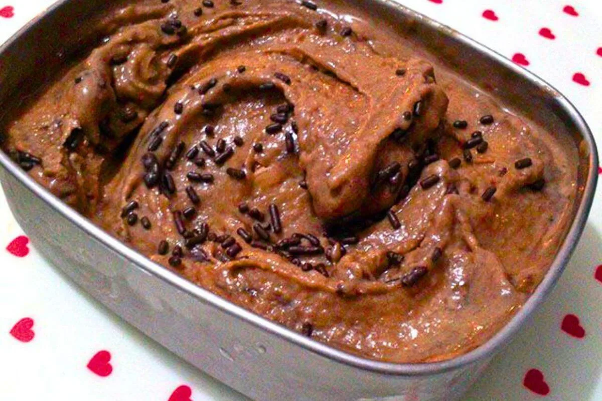 Sorvete de Banana Com Leite Ninho e Cacau Em Pó