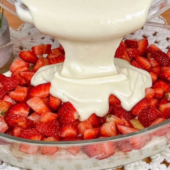 Espuma Gelada de Ninho Com Morangos Espuma Gelada de Ninho Com Morangos