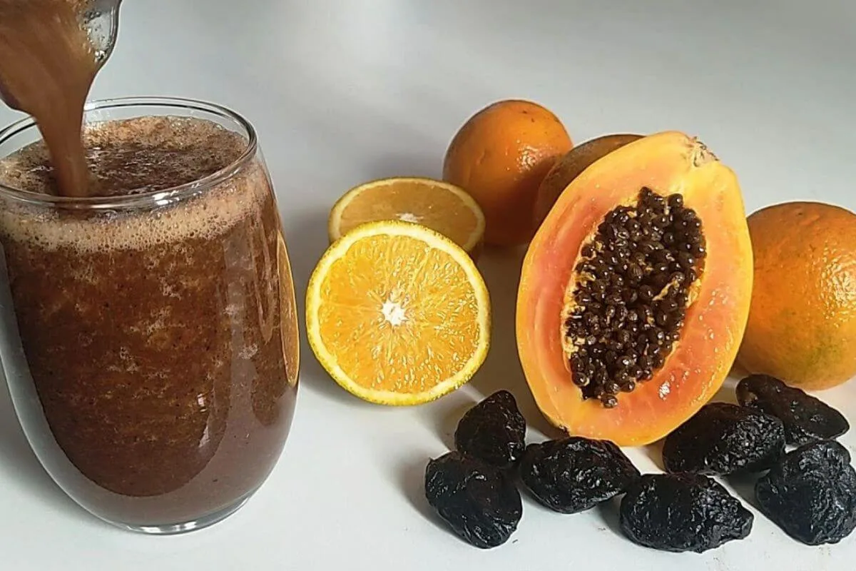Vitamina de Mamão Laranja e Ameixas