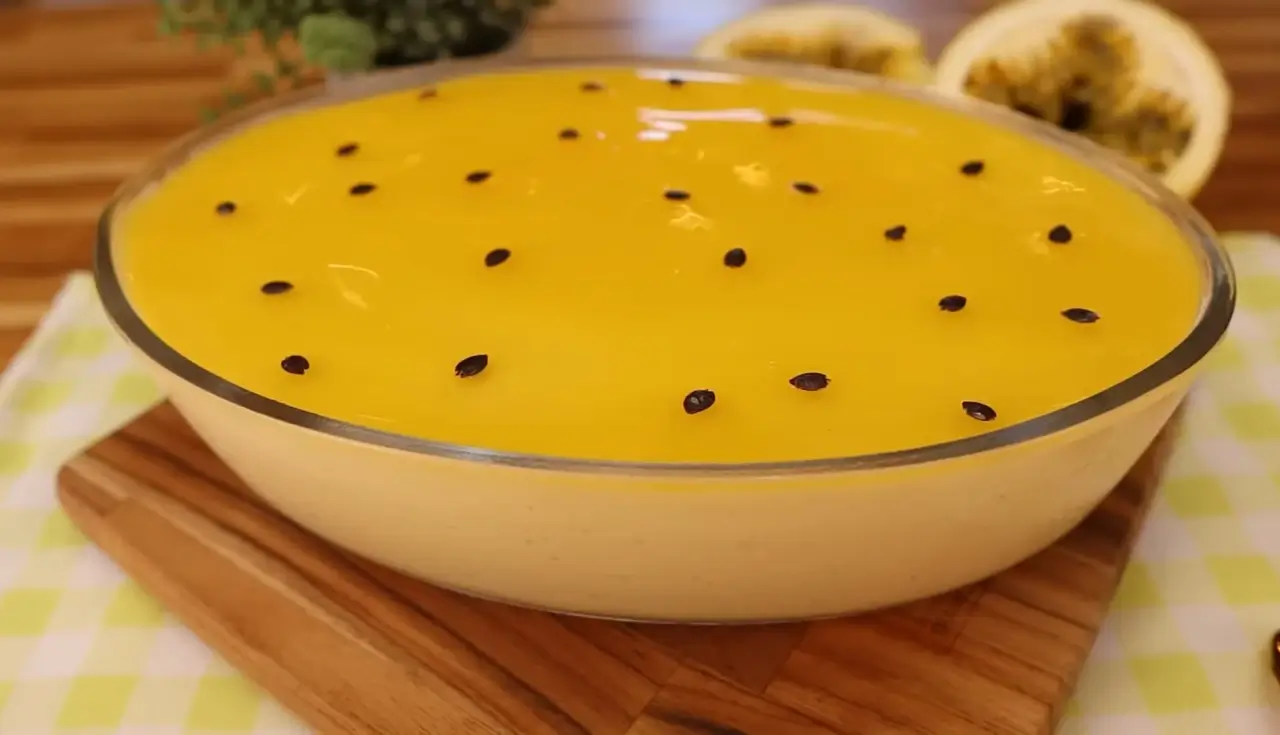 Mousse de Maracujá com a Fruta