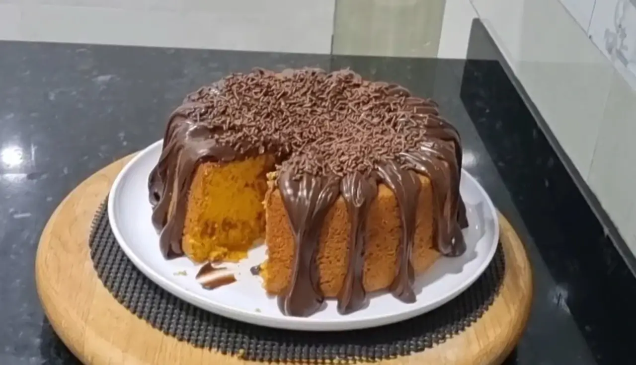 O Guia Definitivo do Bolo de Cenoura que Não Sola (Receita Infalível!)