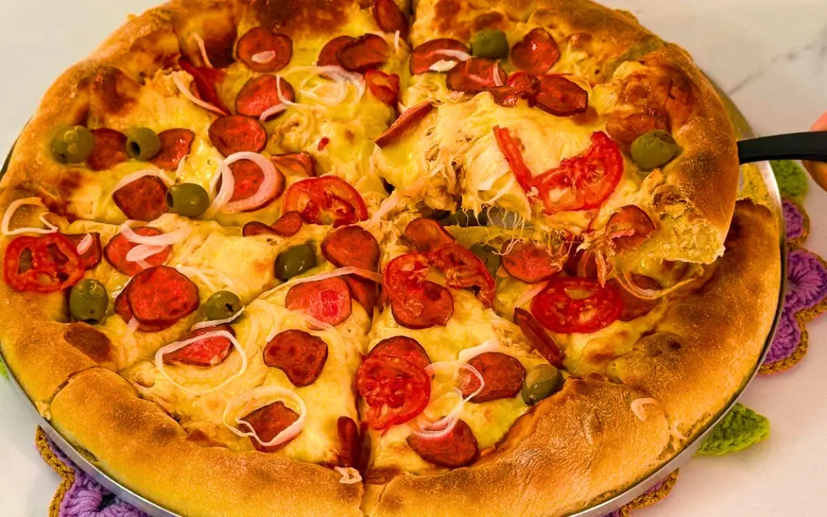 Receita de Pizza Caseira com Borda Recheada Perfeita