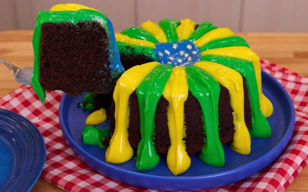 Receita de Bolo de Chocolate com Cobertura da Copa