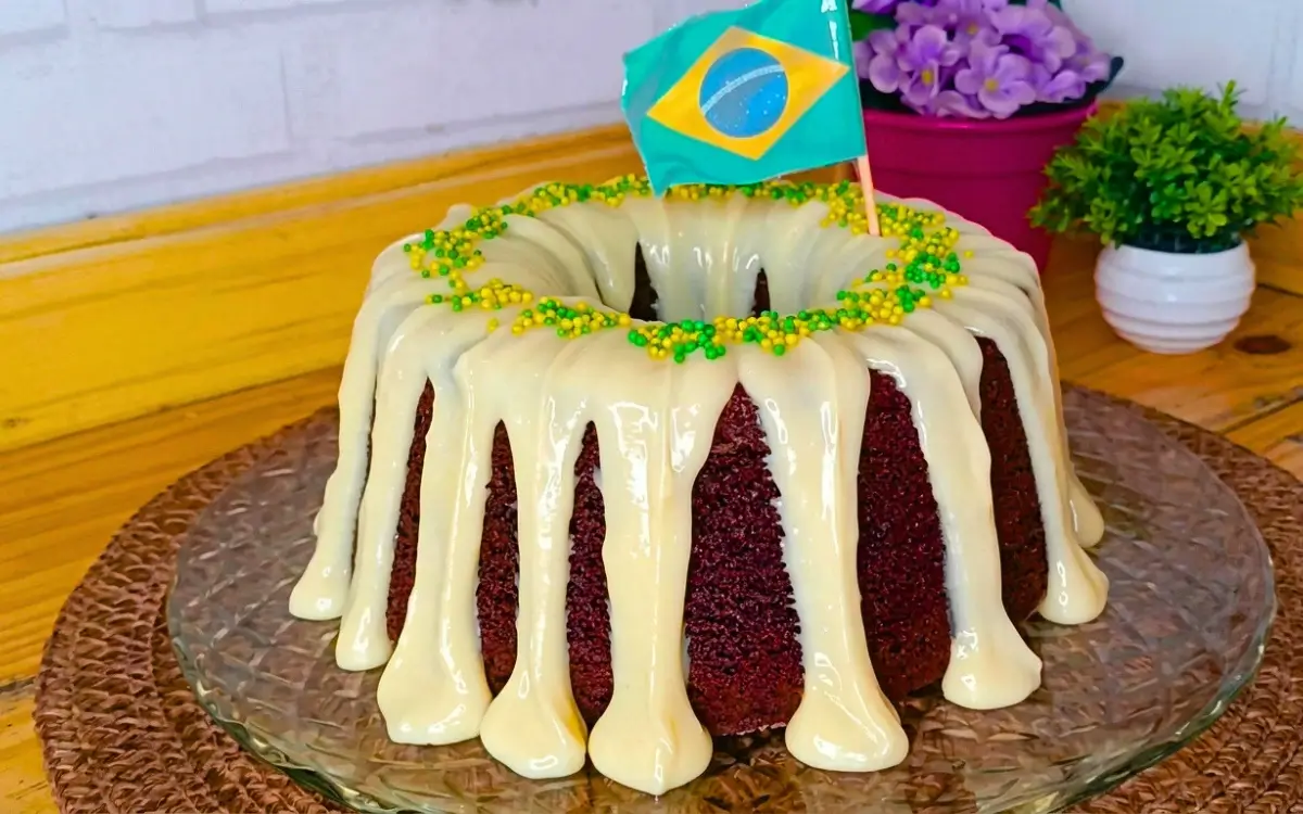 Bolo de Chocolate Fofinho com Cobertura Cremosa Tema Copa do Mundo