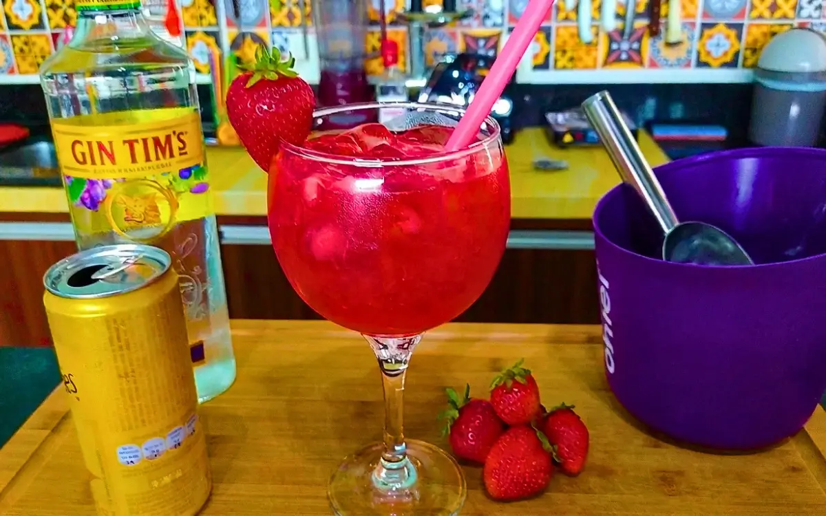 Como Fazer Gin Tônica de Morango em Casa com Apenas 4 Ingredientes