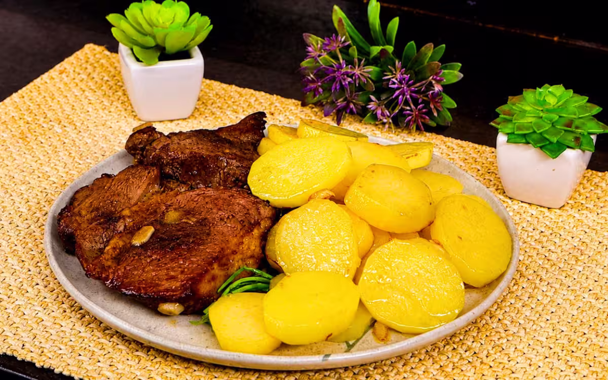 Bife com Batata Frita Dourada na Manteiga com Alho