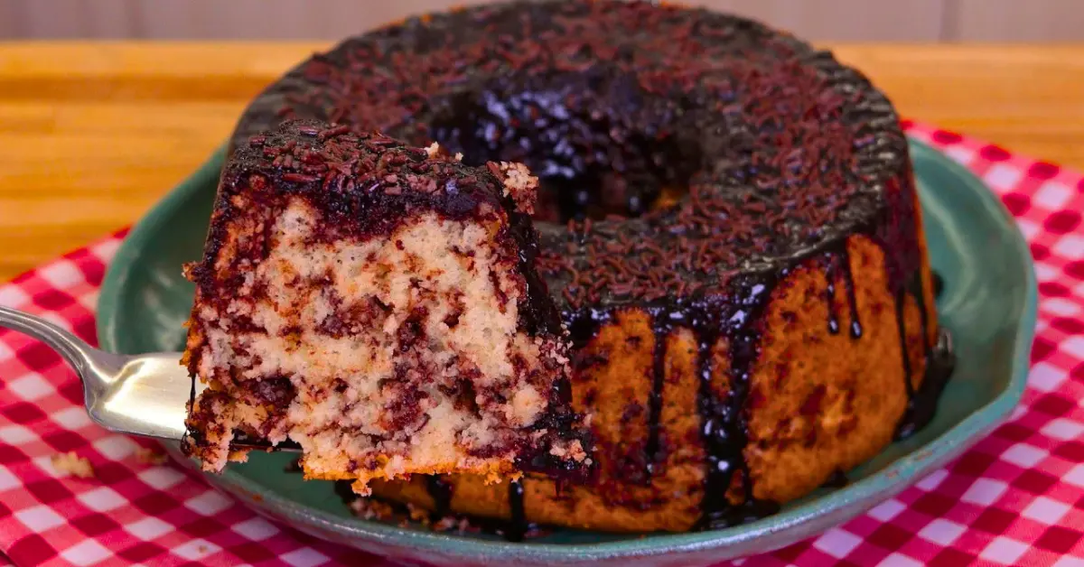 Bolo Formigueiro Fofinho Tradicional com Calda de Chocolate que Derrete na Boca