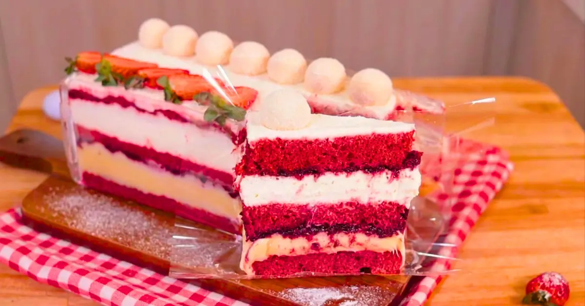 Bolo Red Velvet de Festival de Fatias com Creme 4 Leites e Geleia de Frutas Vermelhas