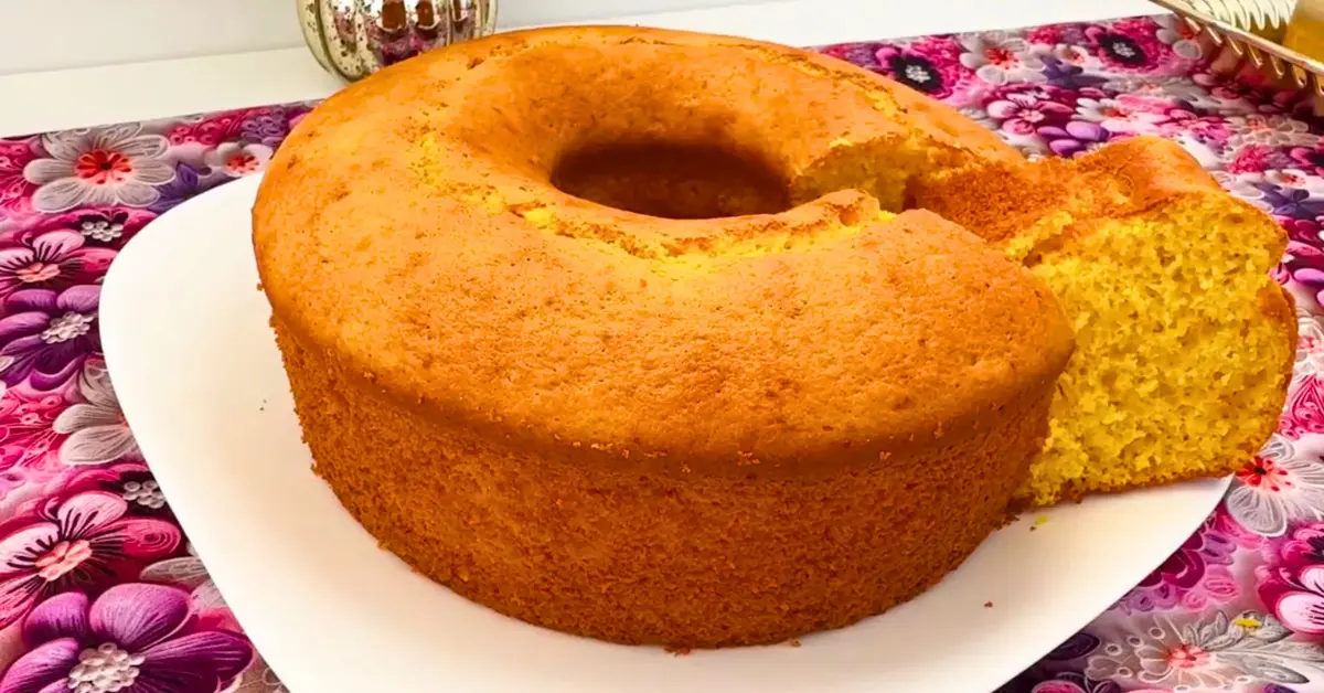 Bolo de Cenoura Fofinho de Liquidificador com Suco de Laranja