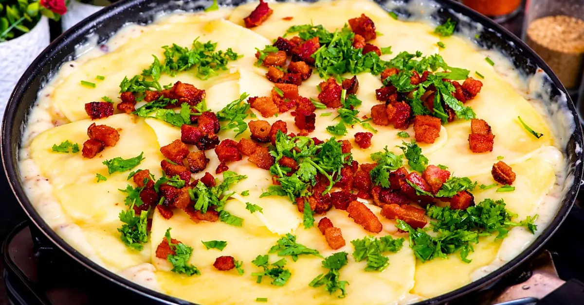 Macarrão ao Molho Branco com Bacon e Muçarela Gratinada