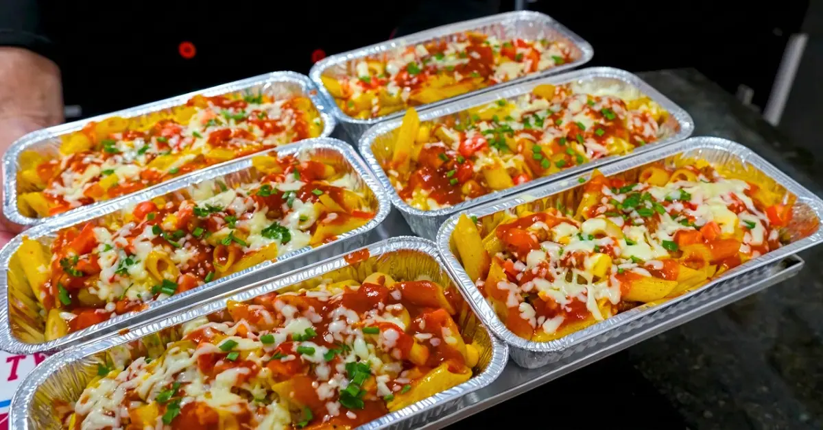 Macarrão na Marmita com Carne Moída e Muçarela