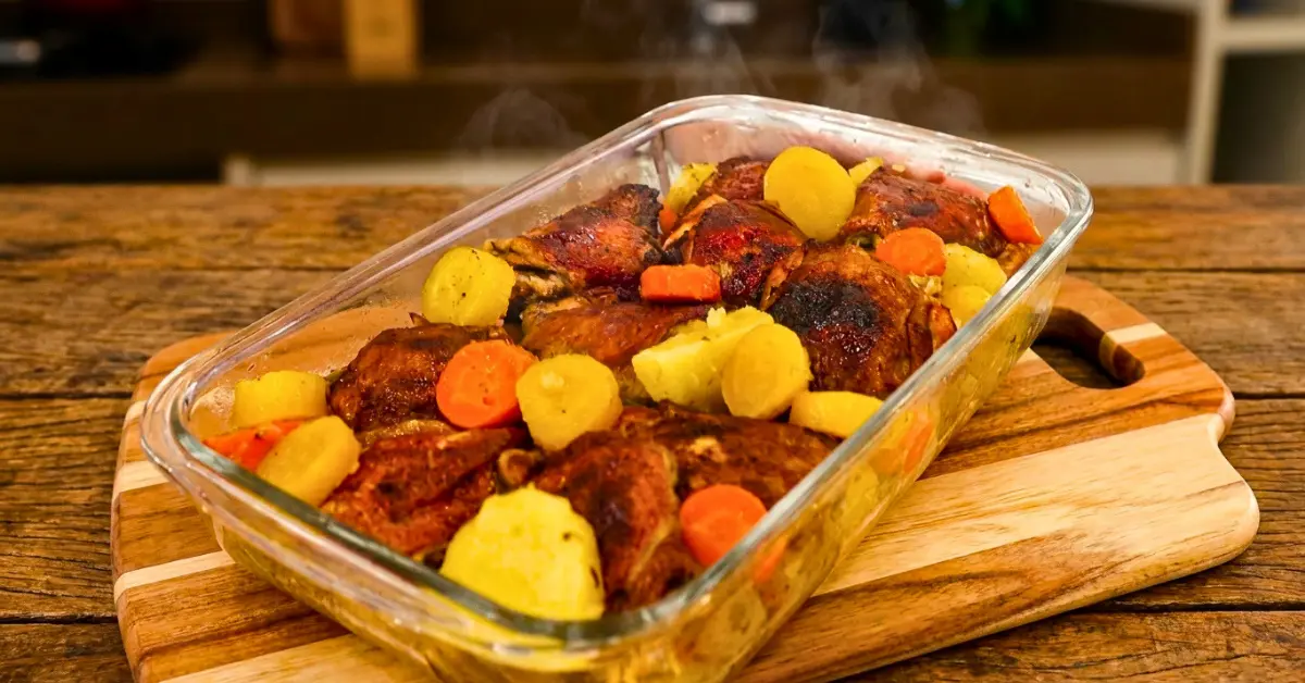 Sobrecoxa Assada com Batatas no Forno