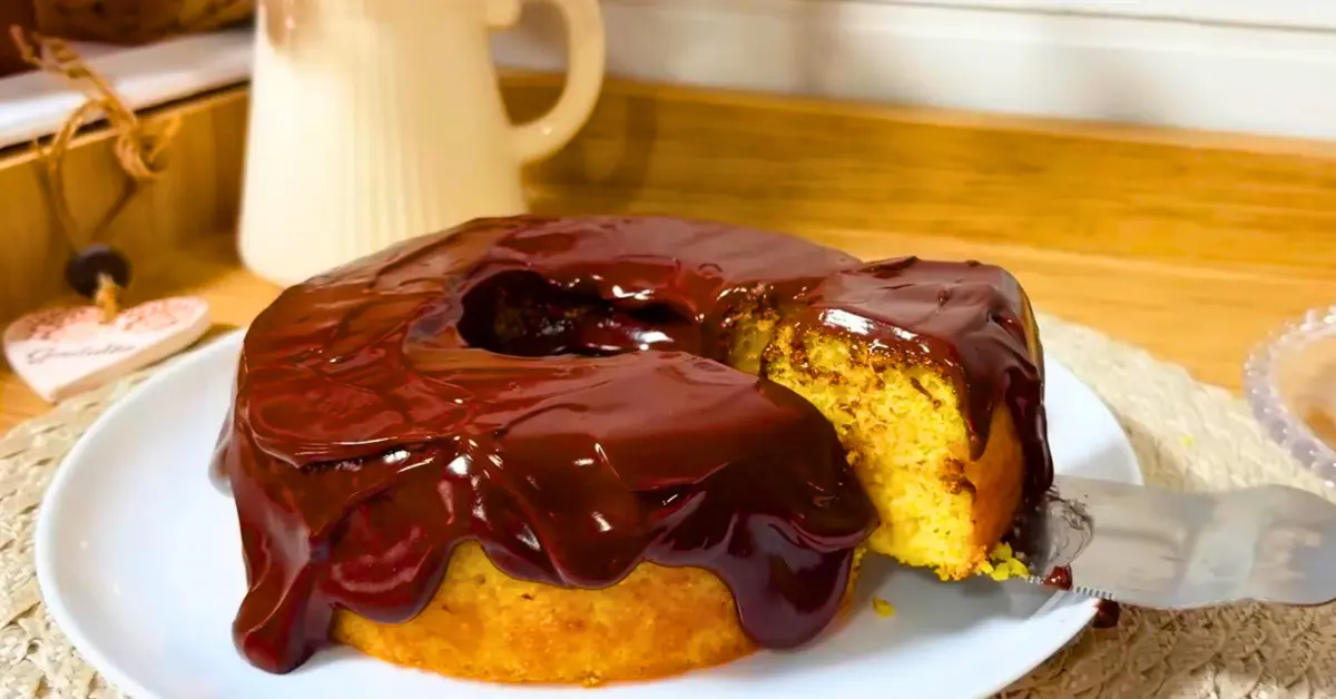 Bolo de Flocão Sem Farinha de Trigo com Cobertura de Chocolate
